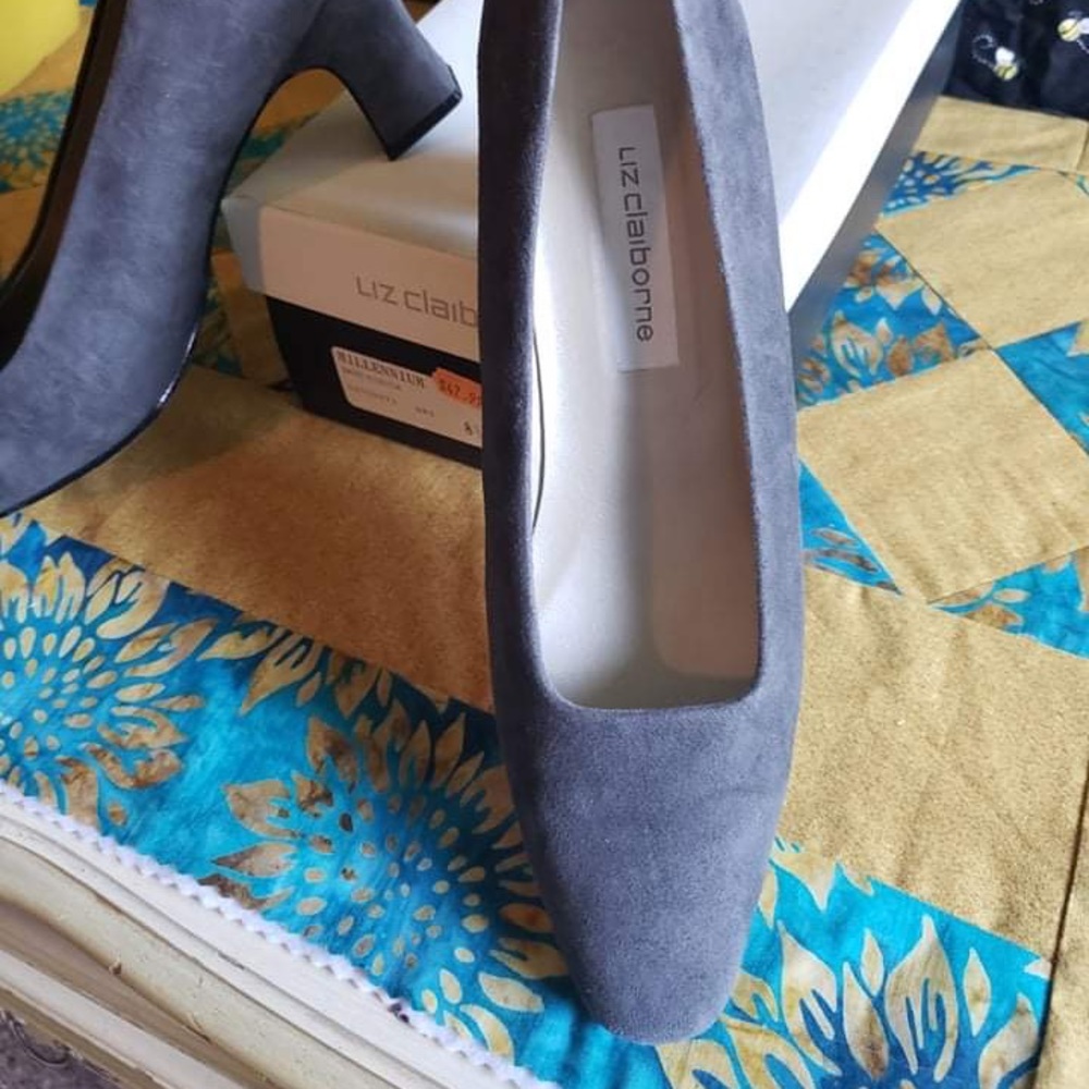 Liz Claiborne Gray Pumps. Round/square toe